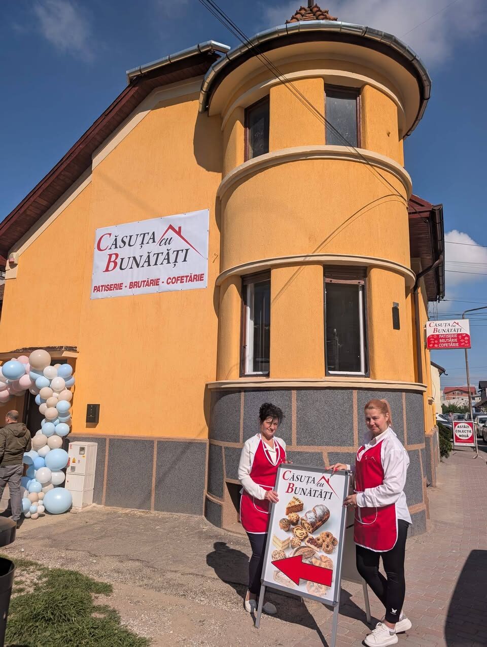 Clădirea galbenă din colț unde funcționează Căsuța cu Bunătăți, pe str. Timișorii