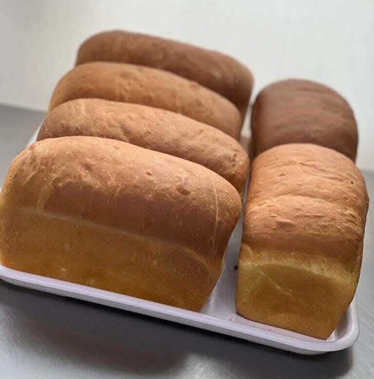 Pâini albe de casă, proaspăt scoase din cuptor