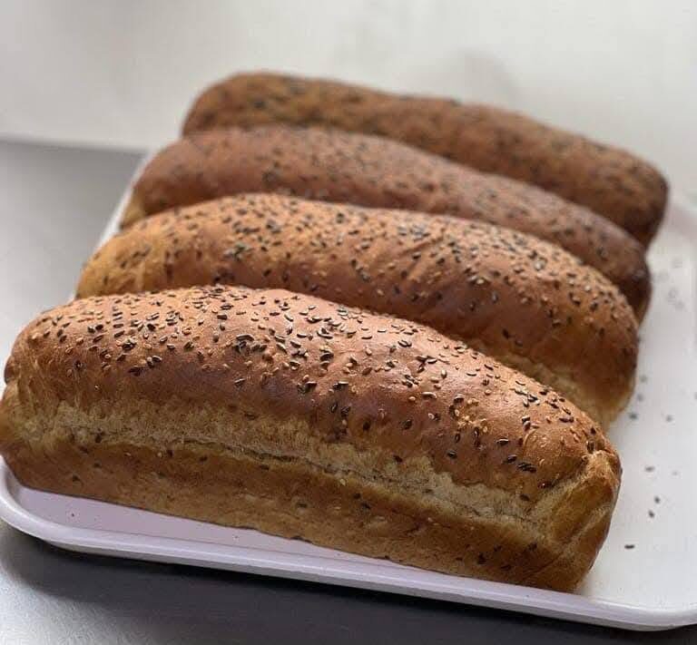 Pâini negre cu semințe, proaspete