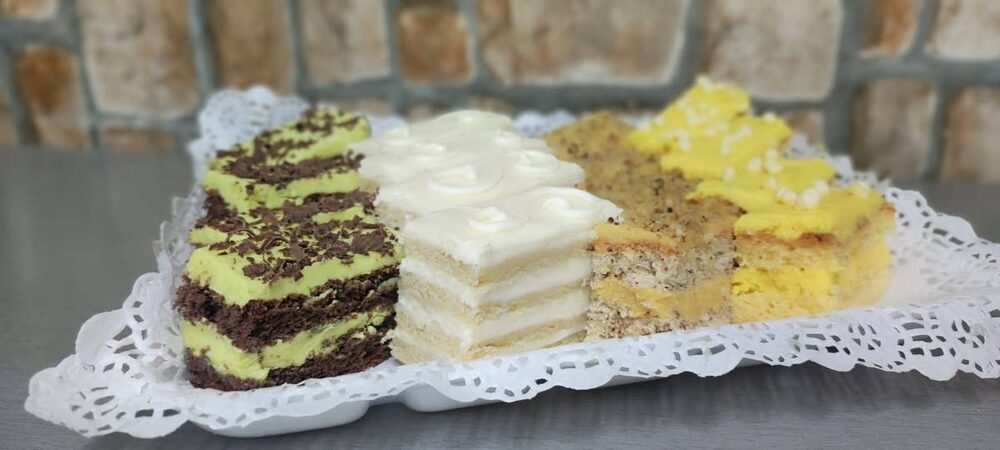 Tăviță cu prăjituri cu creme